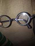 fekete keretes szemüveg