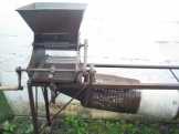Antik mezőgazdasági kézi hajtású gép (rostázó)