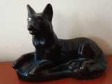 Fekete kerámia nagy németjuhász kutya szobor